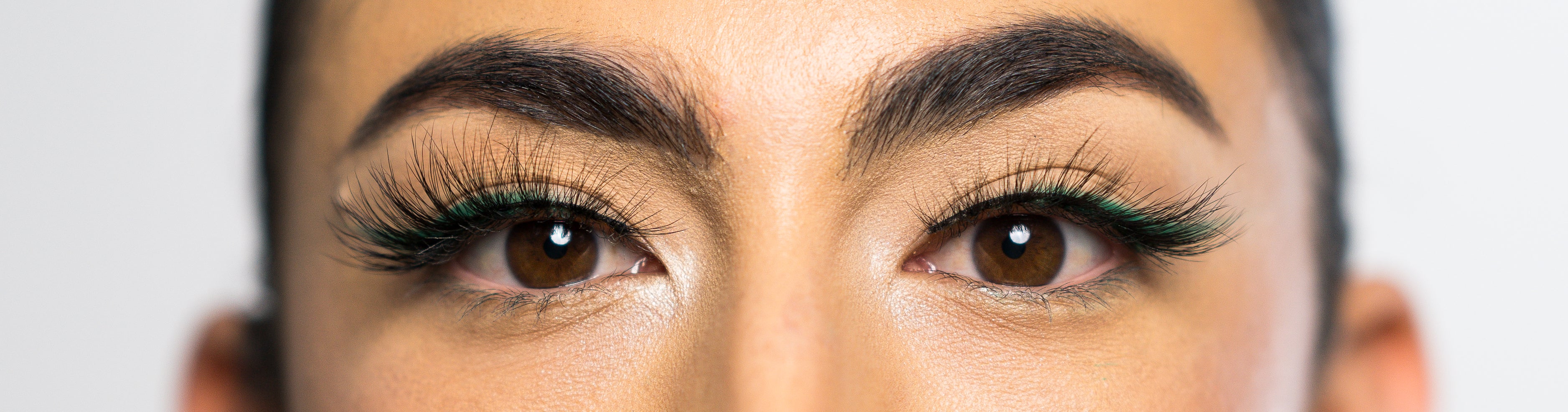 A model wearing Standing O eyeliner with lashes.