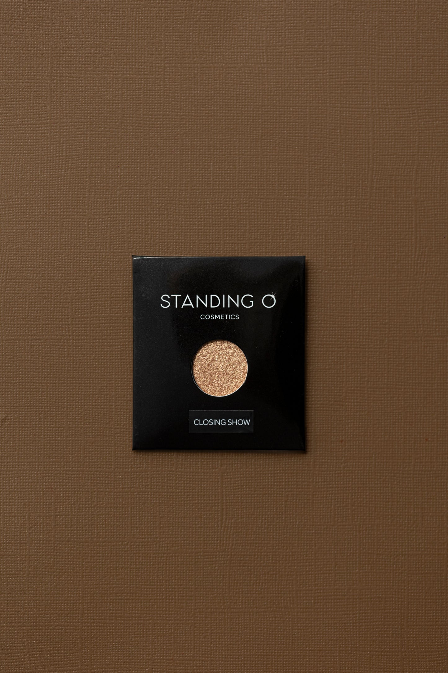 'Standing O' single eyeshadow in shade 'Closing Show', a captivating bronze simmer shade with a velvety texture.