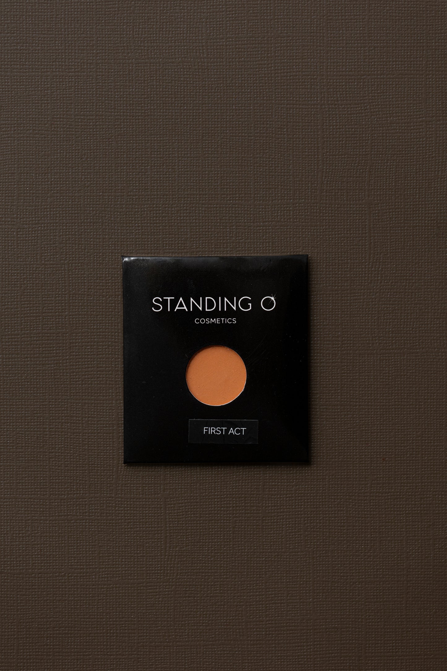 'Standing O' single eyeshadow called 'First Act', a captivating shade with a smooth texture.
